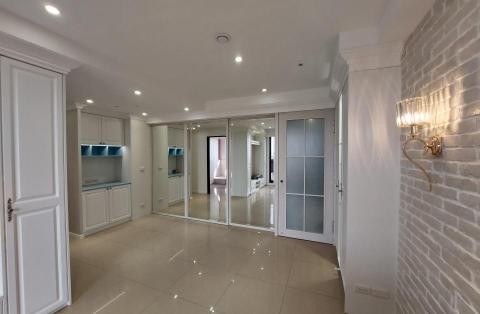 曹雲鳳 - 餐廳拉門以大面鏡子呈現，讓小空間也有大效果