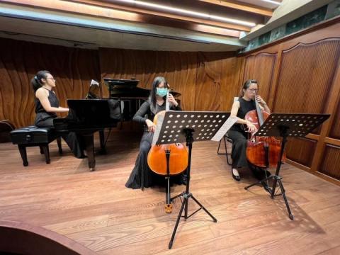 陳思妤 - 定期開學生音樂會與學生一同演出