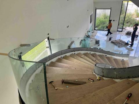 超空間玻璃興業有限公司 - 彎曲扶手