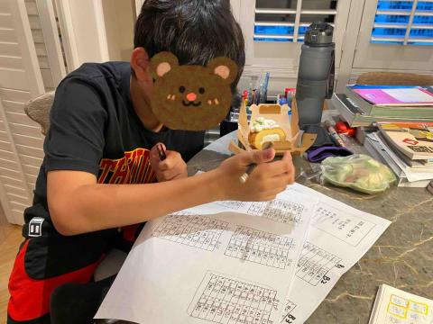 李采倫 - 定期出考卷給學生們練習