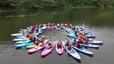 探路者企業有限公司 - 立槳擺花