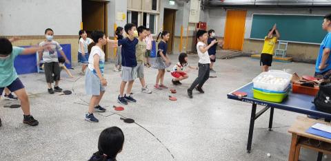 「魅筆藝創」Michael郭教練&Abby陳教練 - 快樂自然的熱身運動 有助於避免運動傷害 「魅筆藝創」Michael郭教練&Abby陳教練 - 快樂自然的熱身運動 有助於避免運動傷害