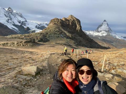 莊亞蘋 - 與客人合影