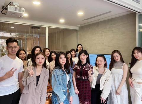 莫菲穿搭 - 在花藝品牌的美學講座