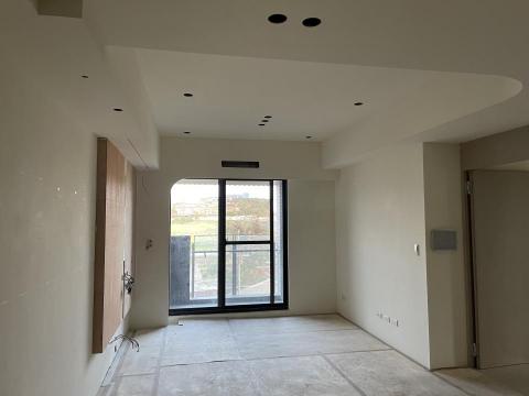 昀馨空間設計 - 龍井-木作天花板、電視牆、微造型窗簾盒、廚房推拉門