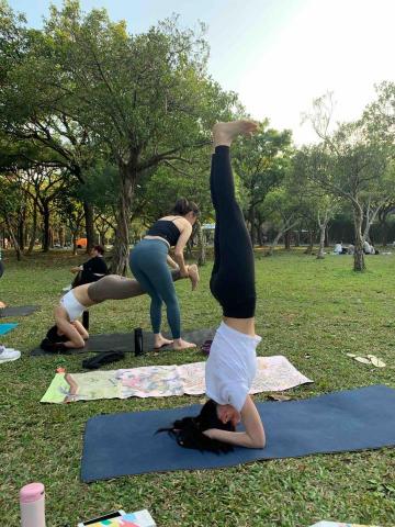 林宜璇 - 頭倒立活化腦細胞，提升注意力，緩解頭痛失眠，初學者會有海豚式及膝蓋彎曲的初接訓練。
