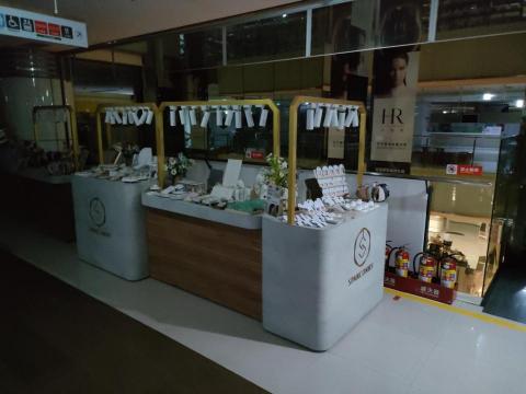 炫彩空間美學 - 新竹巨城飾品控櫃體工程