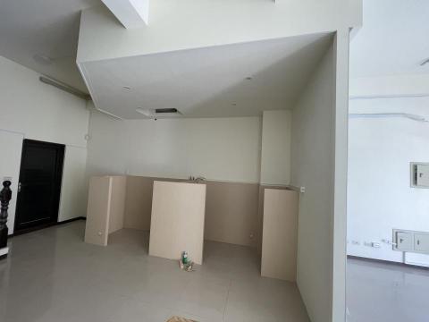 昀馨空間設計 - 烏日-寵物旅店-Logo牆、大型犬隔間牆、造型天花板