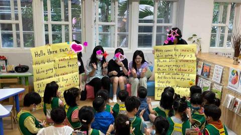 蔡心喬 - 透過英語歌謠學習英文！ 用朗朗上口的歌曲增加他們對單字的記憶。