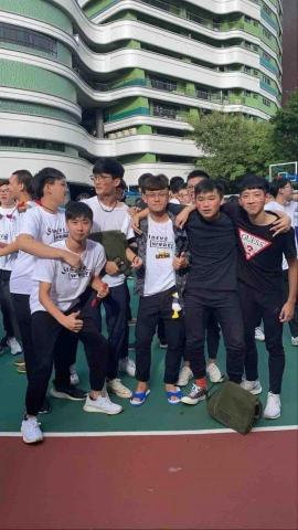 Jerry - 高二參加校慶班際表演活動(半蹲的那位)