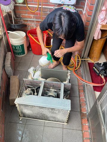 潔淨屋家電居家清潔 - 窗型冷氣保養