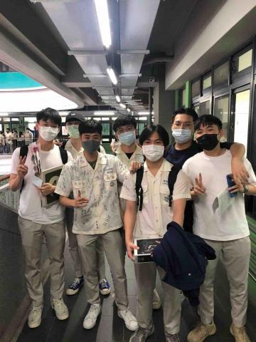 Jerry - 畢業典禮當天的照片(我身上有簽名)