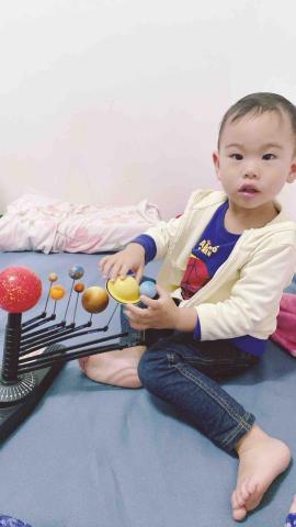 林岱君 - 藉由讓孩子觸摸星球模具認識星球?
及星球的英文