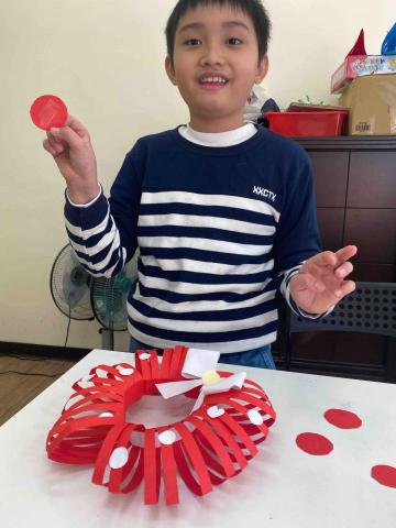 林岱君 - 藉由帶孩子手作聖誕花圈 
學習聖誕節單字及文化～