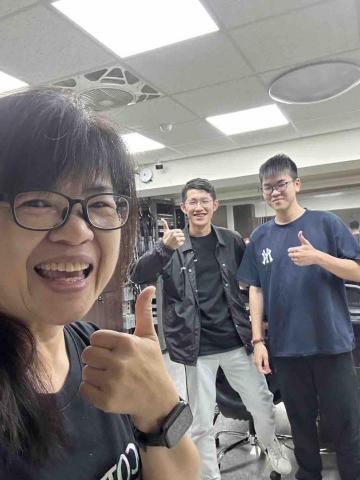 Dean定高中職電類數學專業科目家教老師 - 最後一趟課與學生媽媽和學生合照