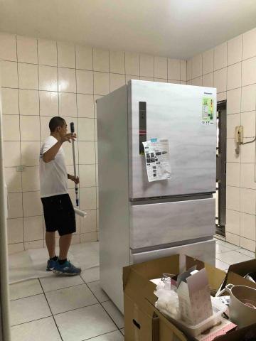 平價油漆工程 - 磁磚AD 底漆密著促進劑調和406底漆 第一層