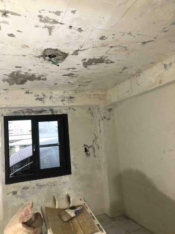 平價油漆工程 -  清除完壁紙 都是壁癌的天花板及牆面