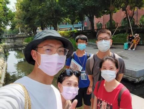 許崇瀚 - 自高二起便擔任TC Time Walk 舊城導覽員，有了更多讓我和陌生旅客互動的經驗，也訓練我清晰的中、英文口語表達，此外我也會依照旅客需求調整我的導覽內容。
