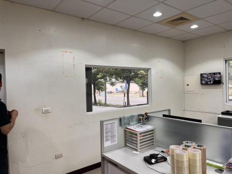 七七個人油漆工程行 - 廠房辦公室 尚未整理前