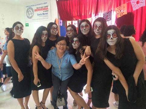 廖淑婷 - 學校辦活動跟學生合照