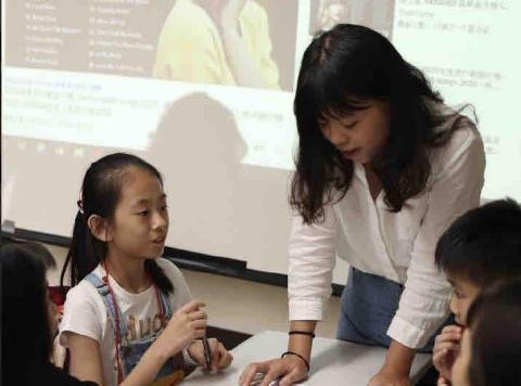胡晴雯 - 舉辦小學夏令營時的活動照片
