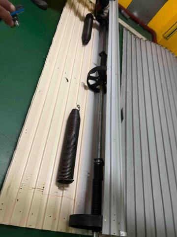 宏勝快速捲門工作室 - 快速捲門彈簧更換（老舊疲乏斷掉）