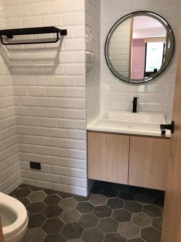 宋伯琳（清和室內裝修設計工作室） - 黑色配件當道的浴室