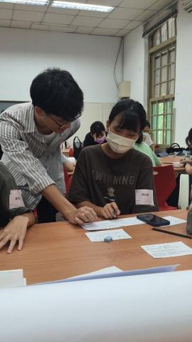 張百鴻 - 成大與台南女中的設計思考工作坊
正在指導高中生