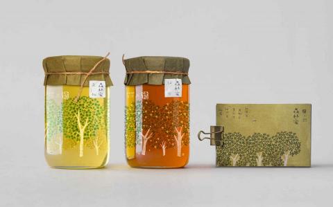 LYZ.design - 泉發蜂蜜  |  
因植物種類不同，蜜蜂採集花蜜香味也有顯著不同，蜂蜜的功效主要取決於蜜源植物。感受蜂蜜如老天爺恩賜般的產物，非常依賴環境與地理因素造就，此次著重於臺灣植物蜜源區的精分，不同於百花蜜，而精選了植物種類，插畫上也用心地繪製森林茂盛繁花的蜜源景象，在這一年一次中想像六七月流蜜季節呈現。Type: Packaging  |  Graphic Design: LYZ
