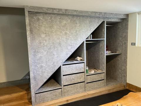 湯智豪 - 梯下衣櫃