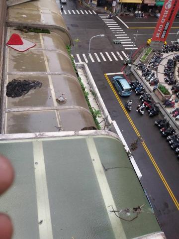 蘇富界 - 5樓採光罩破洞更換pc板，施工前