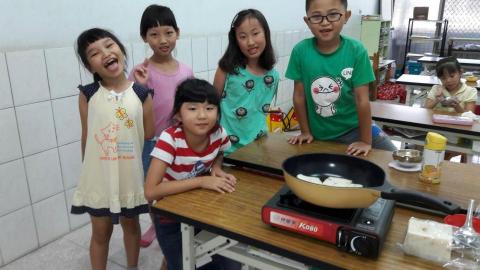 許宜蓁 - 暑假美食課程，煎蛋餅?
