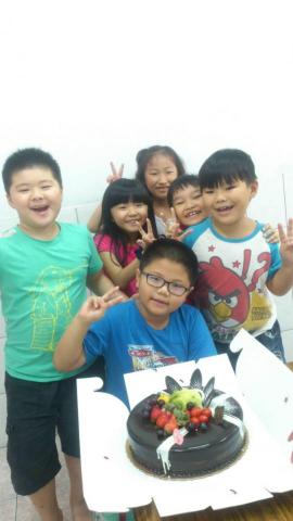 許宜蓁 - 生日一定要跟同學一起過，吃吃喝喝真開心?