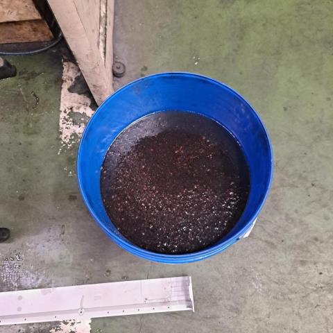 冷氣清潔保養 - 清洗完髒水