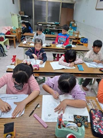 許宜蓁 - 數學班上課情況，大家一起學習如何用圓規畫圓。