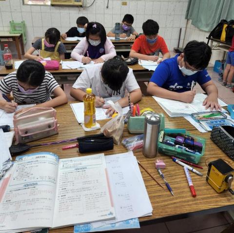 許宜蓁 - 五年級數學班開始上因數、倍數課程。