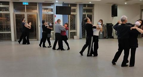 陳逸欣舞蹈教室 - 龍江團班(週日晚上7-9點)