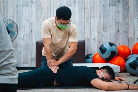 肌力體能教練_黃安聰 - 腰椎有無卡住