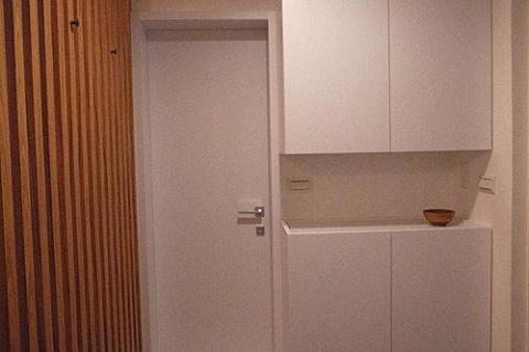 宋伯琳（清和室內裝修設計工作室） - 玄關上的木格柵(擋煞.透光.衣掛)