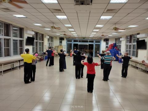 陳逸欣舞蹈教室 - 龍岡團班(週日晚上7-9點)