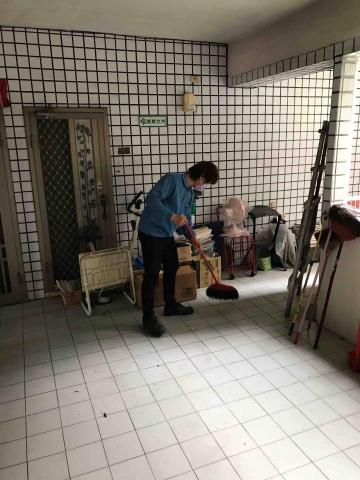 至盛工程行 - 大樓清潔中