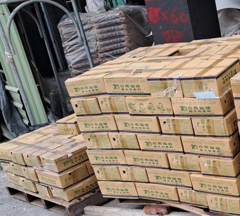 小廣(輝) - 運送磁磚至工地並疊好整齊 