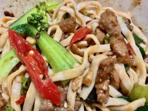 趙五強 - 紅燒肉絲辣味拌麵
