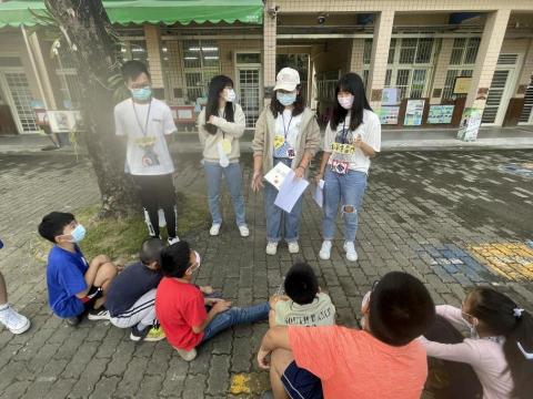 鄒其叡 - 參加大學社團到國小裡面利用遊戲的方式教小朋友一些基本常識