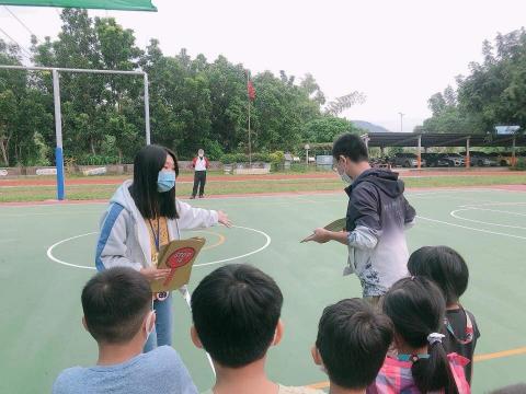 鄒其叡 - 參加大學社團到國小裡面利用遊戲的方式教小朋友一些基本常識