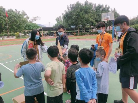 鄒其叡 - 參加大學社團到國小裡面利用遊戲的方式教小朋友一些基本常識