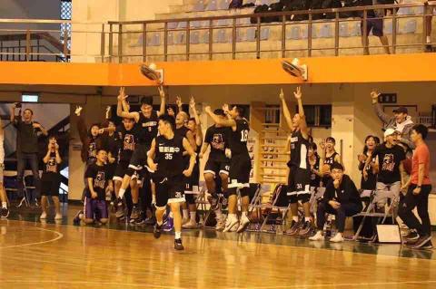 黃碩庭 - 107學年度，靠著逆天絕殺三分創進南區複賽，創下校史最佳紀錄