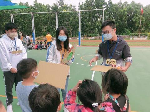 鄒其叡 - 參加大學社團到國小裡面利用遊戲的方式教小朋友一些基本常識