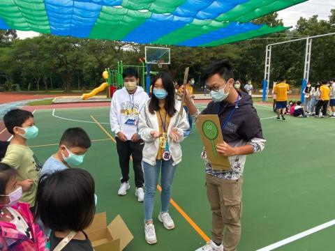 鄒其叡 - 參加大學社團到國小裡面利用遊戲的方式教小朋友一些基本常識