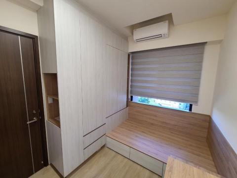 丞邑室內裝修有限公司 - 小孩房運用了床組及衣櫃的收納空間,讓狹小的空間也是能有足夠的收納機能,淺木紋的系統櫃搭配,整體空間更明亮,確保動線的順暢,也化解狹小空間的擁塞感 丞邑室內裝修有限公司 - 小孩房運用了床組及衣櫃的收納空間,讓狹小的空間也是能有足夠的收納機能,淺木紋的系統櫃搭配,整體空間更明亮,確保動線的順暢,也化解狹小空間的擁塞感